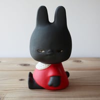 太田夏紀 「黒うさぎ」陶土 19.5x11x12（cm）
