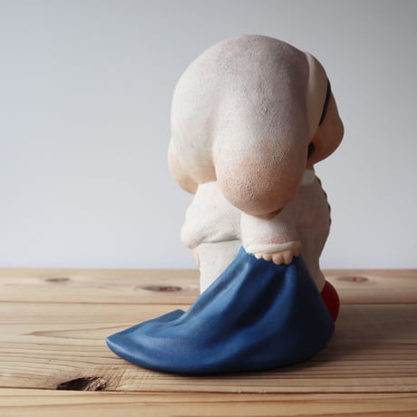 太田夏紀 「KID_white_rabbit」陶土 22.5x19x18（cm）