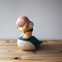 太田夏紀 「KID_whale」陶土 21.5x15x20（cm）