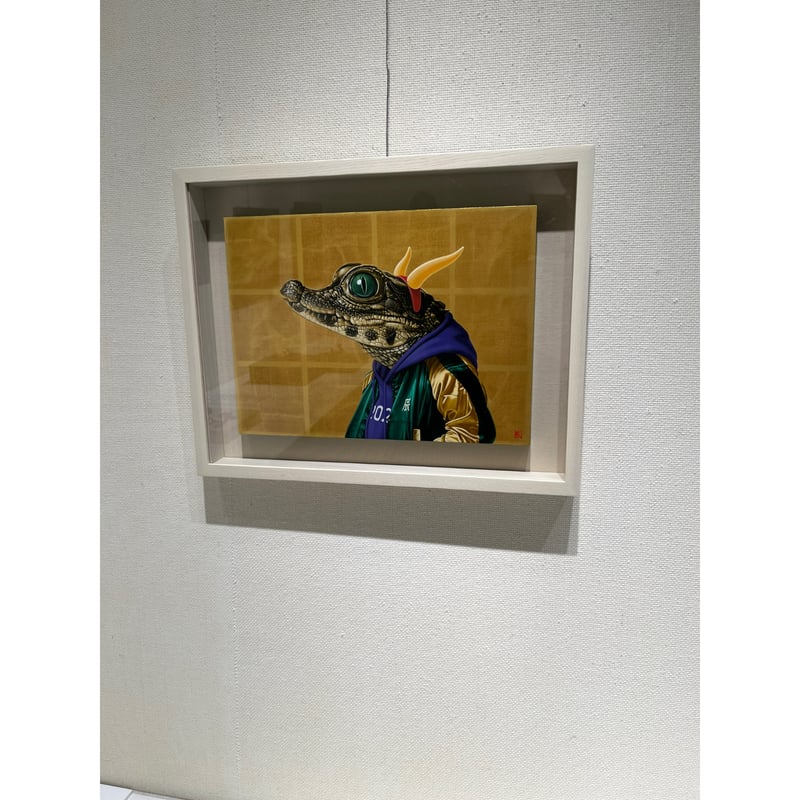 釜匠「スカジャンを着たワニの子」木製パネルに綿布・アクリル絵の具