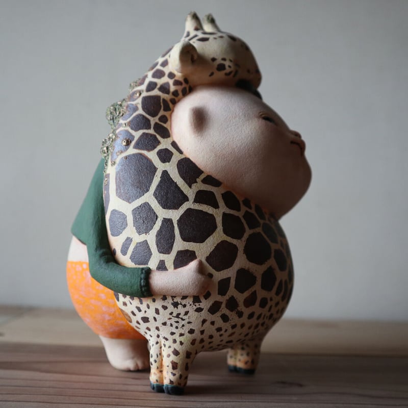 太田夏紀 「キリンとの背比べ」 君はどんどん大きくなる。 同じだと