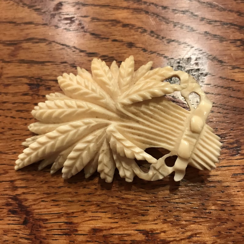 希少　アンティーク　アイボリー彫刻ブローチk 3cece440995d2a03d9fba5a378d95f