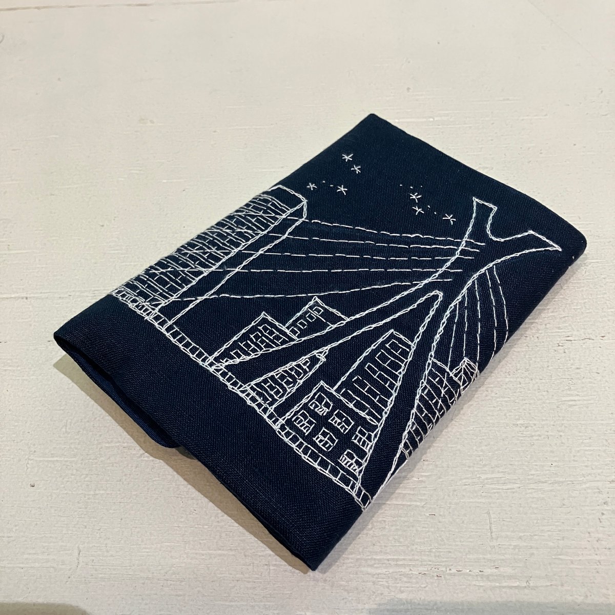岩瀬亜里紗 刺繍ブックカバー「中央大橋」 | 甘夏書店