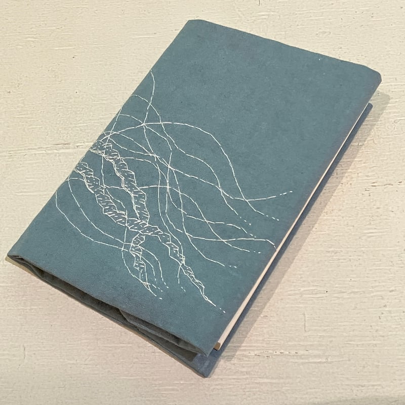 岩瀬亜里紗 刺繍ブックカバー「クラゲ 左」 | 甘夏書店