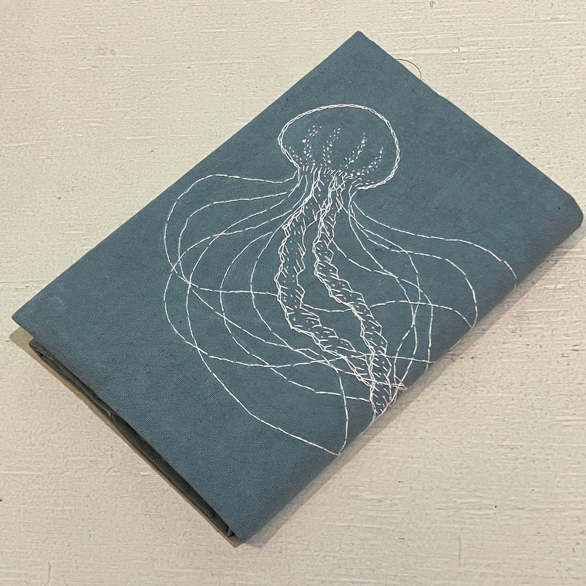 岩瀬亜里紗 刺繍ブックカバー「クラゲ 左」 | 甘夏書店