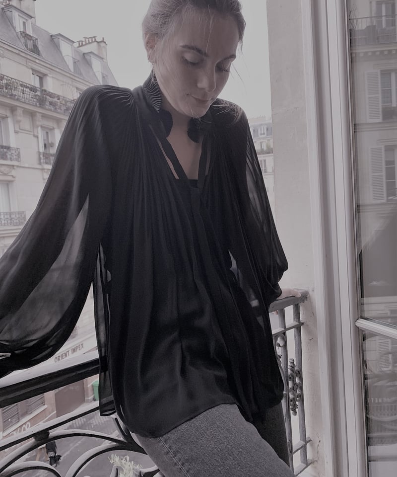 L'UNE プリーツ長袖ブラウス　黒 RESTOCK] Pleated Frill Blouse | L'UNE