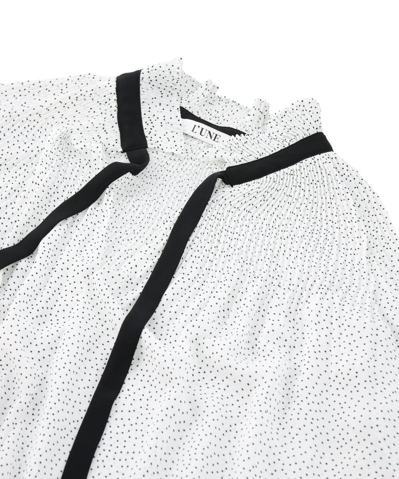 L'UNE リュンヌ プリーツフリルブラウス タイニードット ボウタイ ブラック fit=scale-down,w=1200