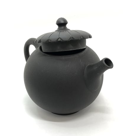 都築青峰 Seiho Tsuzuki 黒  菊型印籠蓋 後手急須　ST0358
