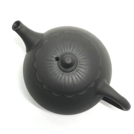 都築青峰 Seiho Tsuzuki 黒 菊型印籠蓋 後手急須　ST0292