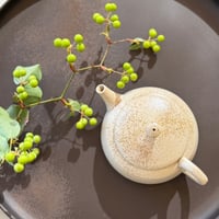 甚秋  伊藤成二  Jinshu  Seiji Ito  白 牡蠣殻掛け 後手急須 　ST0723