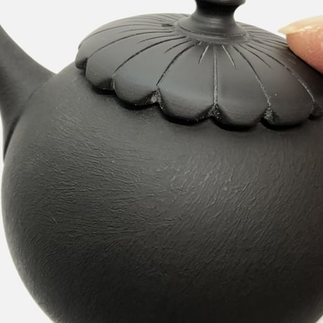 都築青峰 Seiho Tsuzuki 黒  菊型印籠蓋 後手急須　ST0358