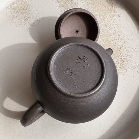 甚秋  伊藤成二  Jinshu  Seiji Ito  黒  後手急須 　ST0612