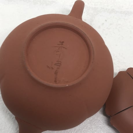 都築青峰 Seiho Tsuzuki 朱泥  柿型印籠蓋 後手急須　ST0410