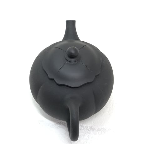 都築青峰 Seiho Tsuzuki 黒  柿型印籠蓋 後手急須　ST0378