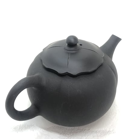都築青峰 Seiho Tsuzuki 黒  柿型印籠蓋 後手急須　ST0378