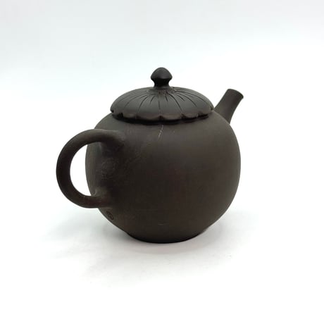 都築青峰 Seiho Tsuzuki 黒 菊型 印籠蓋 後手急須　ST1035