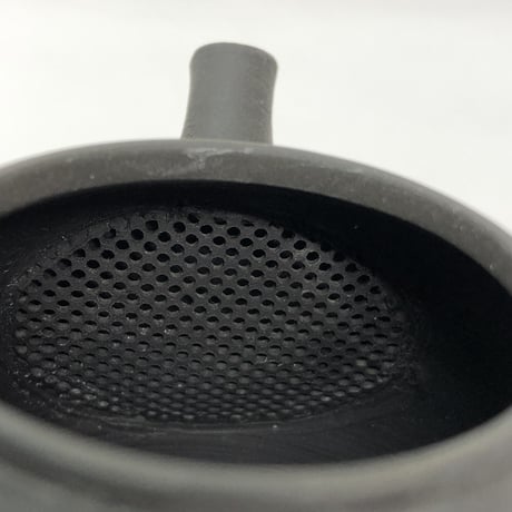 都築青峰 Seiho Tsuzuki 黒  菊型印籠蓋 後手急須　ST0358