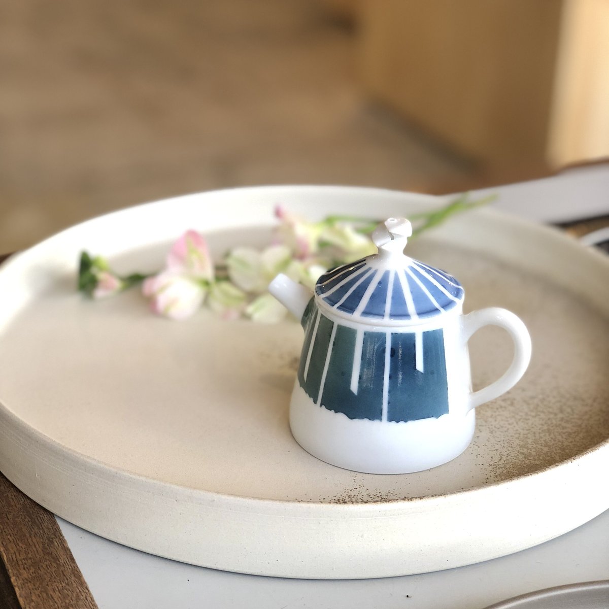 墨壷蓋に「五瓜に唐花紋？」の絵図のある珍しい矢立（長さ18㌢、重さ