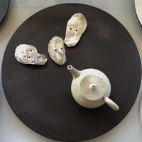 甚秋  伊藤成二  Jinshu  Seiji Ito  白 牡蠣殻掛け 後手急須 　ST0311