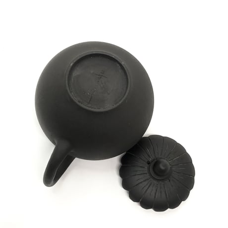 都築青峰 Seiho Tsuzuki 黒  菊型印籠蓋 後手急須　ST0358
