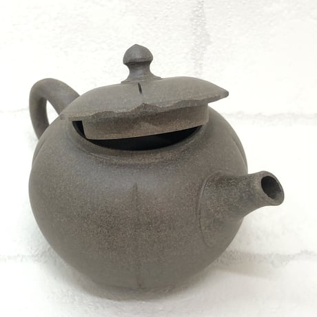 都築青峰 Seiho Tsuzuki 焼き締め  柿型印籠蓋 後手急須　ST0379