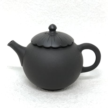 都築青峰 Seiho Tsuzuki 黒 菊型印籠蓋 後手急須　ST0484