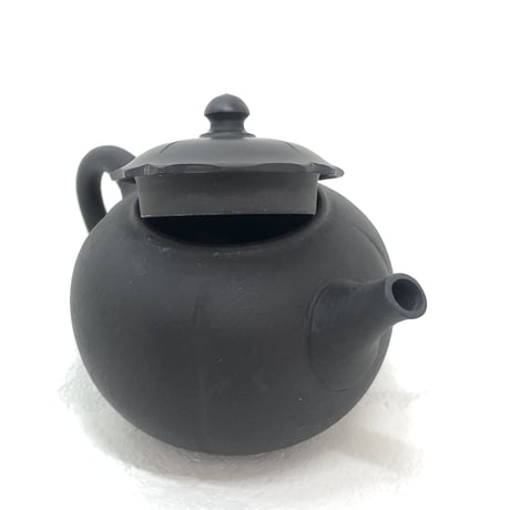 都築青峰 Seiho Tsuzuki 黒  柿型印籠蓋 後手急須　ST0378
