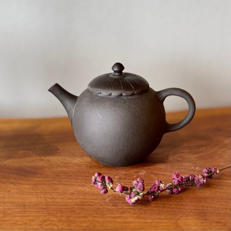 都築青峰 Seiho Tsuzuki 黒 菊型 印籠蓋 後手急須 ST1035 | TOKON