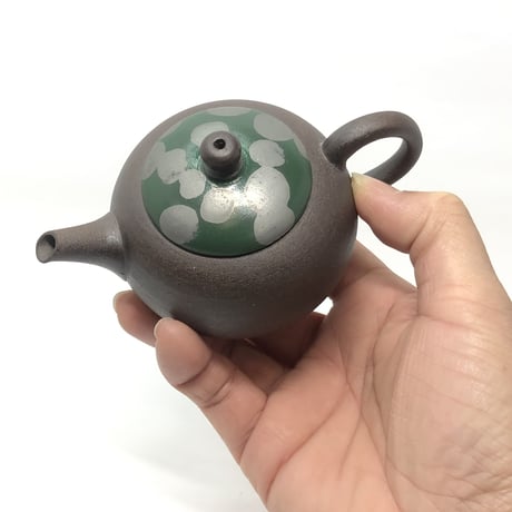甚秋  伊藤成二  Jinshu  Seiji Ito  焼き締め 緑水玉印籠蓋 後手急須 　ST0360