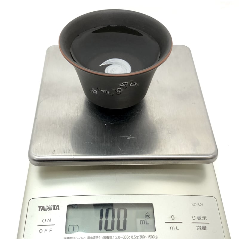 都築青峰 Seiho Tsuzuki 黒 菊印花 蓋碗 皿付 ST0320 | TOKONAM 都築青峰 Seiho Tsuzuki 黒 菊印花 蓋碗 皿付 ST0320 | TOKONAM