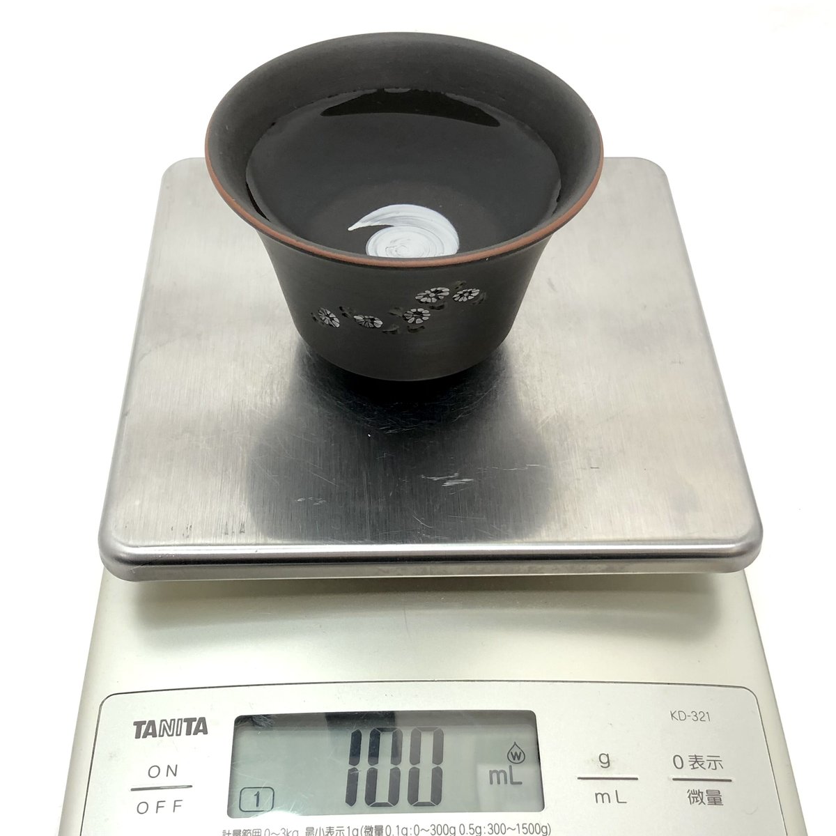 都築青峰 Seiho Tsuzuki 黒 菊印花 蓋碗 皿付 ST0320 | TOKONAM 都築青峰 Seiho Tsuzuki 黒 菊印花 蓋碗 皿付 ST0320 | TOKONAM