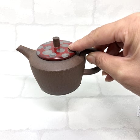 甚秋  伊藤成二  Jinshu  Seiji Ito  焼き締め 赤水玉印籠蓋 後手急須 　ST0370