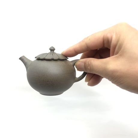 都築青峰 Seiho Tsuzuki 焼き締め  菊型印籠蓋 後手急須　ST0359
