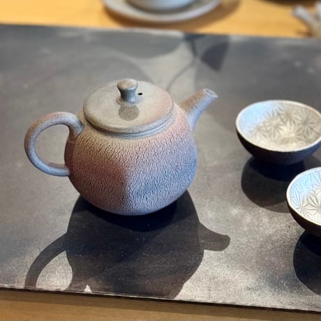 甚秋  伊藤成二  Jinshu  Seiji Ito  窯変 嵐絞り茶壺　ST1072