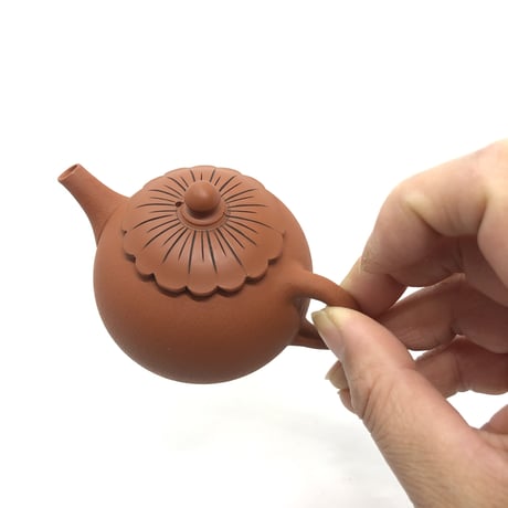 都築青峰 Seiho Tsuzuki 朱泥  菊型印籠蓋 後手急須　ST0357