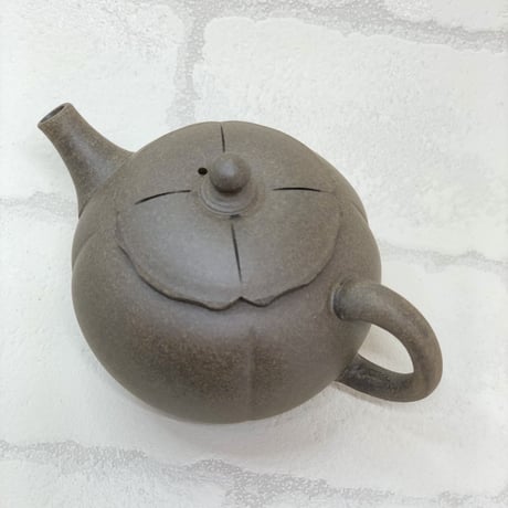 都築青峰 Seiho Tsuzuki 焼き締め  柿型印籠蓋 後手急須　ST0379