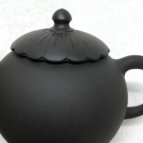 都築青峰 Seiho Tsuzuki 黒 菊型印籠蓋 後手急須　ST0484