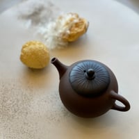 都築青峰 Seiho Tsuzuki 烏泥  黒菊蓋 後手急須　ST0756