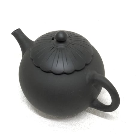 都築青峰 Seiho Tsuzuki 黒 菊型印籠蓋 後手急須　ST0484