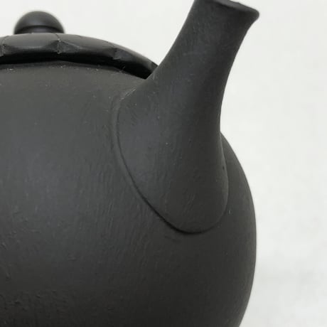 都築青峰 Seiho Tsuzuki 黒 菊型印籠蓋 後手急須　ST0484
