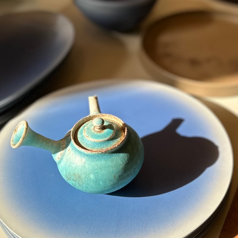 淡い青色 陶器製急須 木製の蓋付き 淡い青色 陶器製急須 木製の蓋付き
