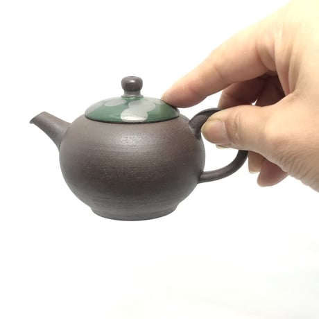 甚秋  伊藤成二  Jinshu  Seiji Ito  焼き締め 緑水玉印籠蓋 後手急須 　ST0360