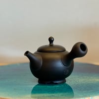 吉川雪月 Setsugetsu Yoshikawa 黒 印籠蓋 切高台 茶注　ST1168