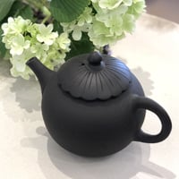 都築青峰 Seiho Tsuzuki 黒 菊型印籠蓋 後手急須　ST0484