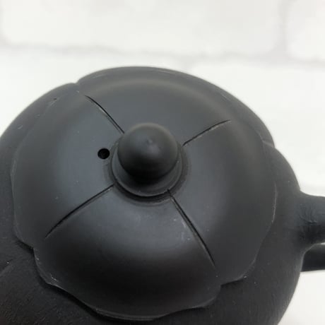 都築青峰 Seiho Tsuzuki 黒  柿型印籠蓋 後手急須　ST0378