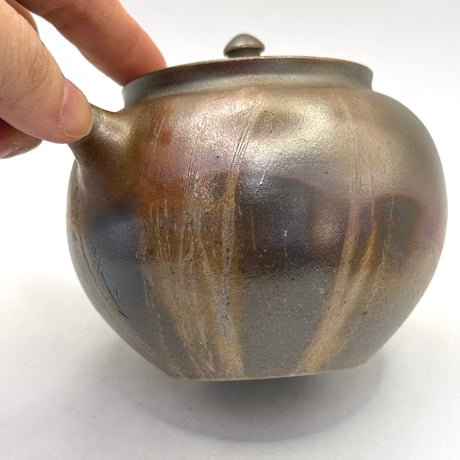 水野陽景 Yokei Mizuno  炭化 窯変焼締 火襷 カメ型茶注 　ST1077
