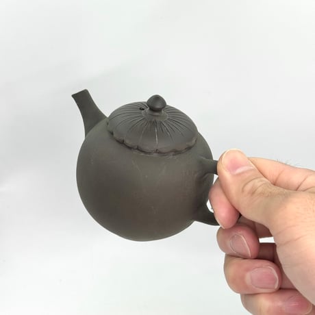 都築青峰 Seiho Tsuzuki 黒 菊型 印籠蓋 後手急須　ST1035