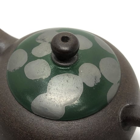 甚秋  伊藤成二  Jinshu  Seiji Ito  焼き締め 緑水玉印籠蓋 後手急須 　ST0360