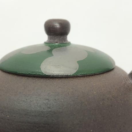 甚秋  伊藤成二  Jinshu  Seiji Ito  焼き締め 緑水玉印籠蓋 後手急須 　ST0360