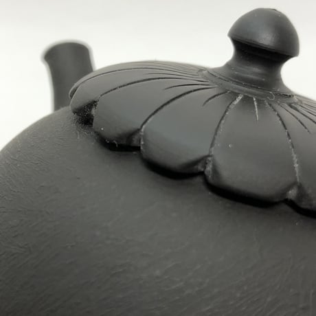 都築青峰 Seiho Tsuzuki 黒  菊型印籠蓋 後手急須　ST0358